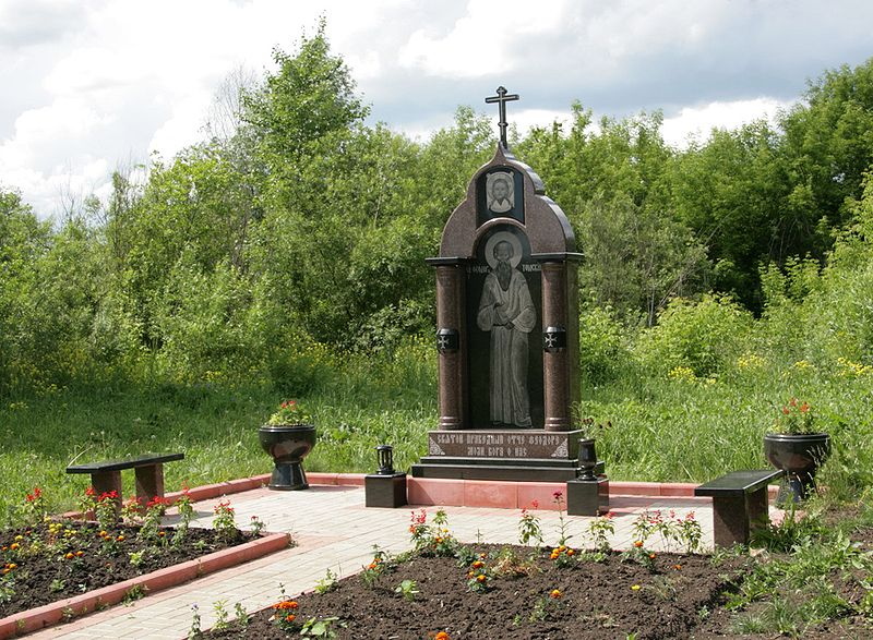 Неизвестные нарисовали оскорбительную надпись на памятнике старцу Федору