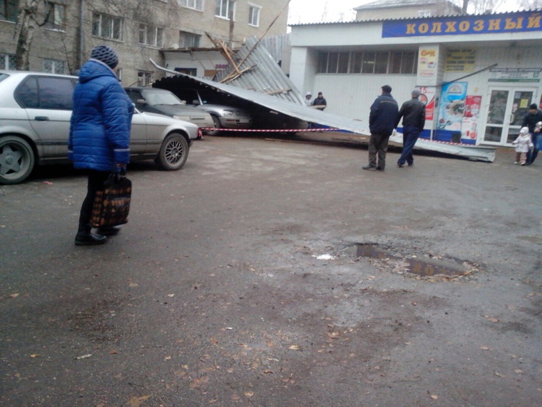 С утра из-за ветра пострадали несколько автомобилей