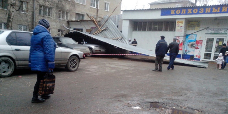 С утра из-за ветра пострадали несколько автомобилей