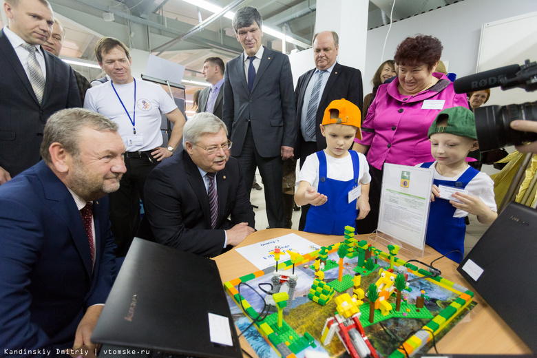 Жвачкин пожелал юным томичам «открыть окно в мир будущей робототехники» (фото)
