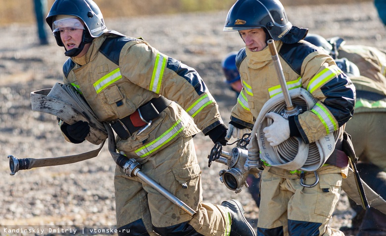 Томские пожарные выяснили, кто быстрее сможет поразить мишень водой