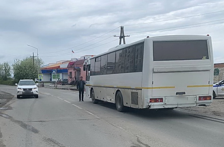 «Лада» врезалась в автобус с пассажирами в Стрежевом. Пострадала женщина