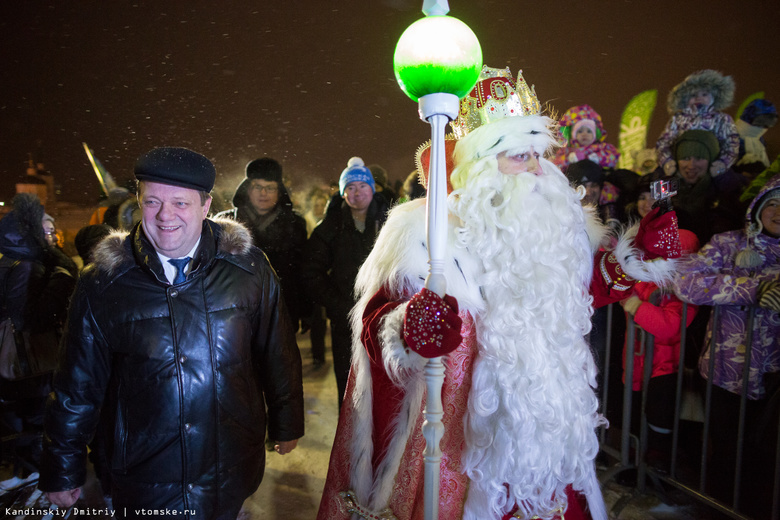 Юные томичи вместе с мэром попросили у Деда Мороза мира и процветания Томску