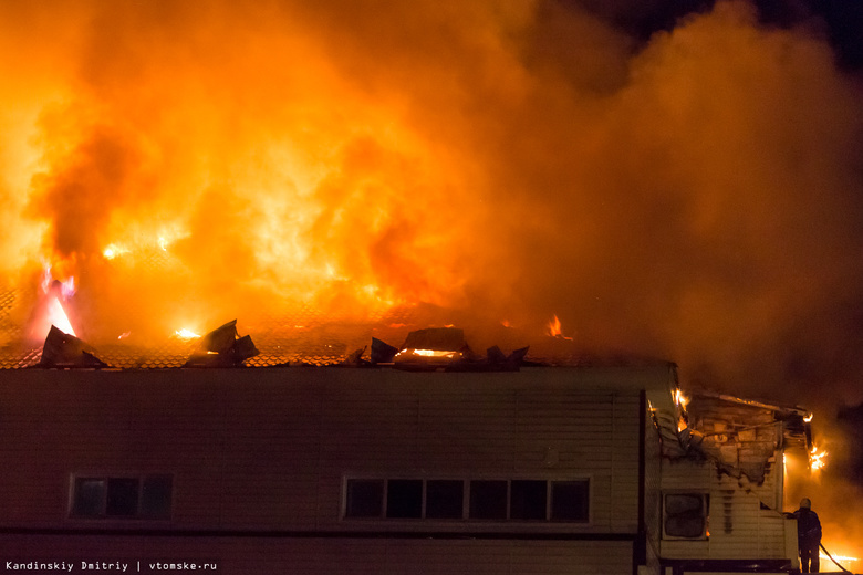 Крупный пожар на Нахимова в Томске удалось ликвидировать спустя 7 часов