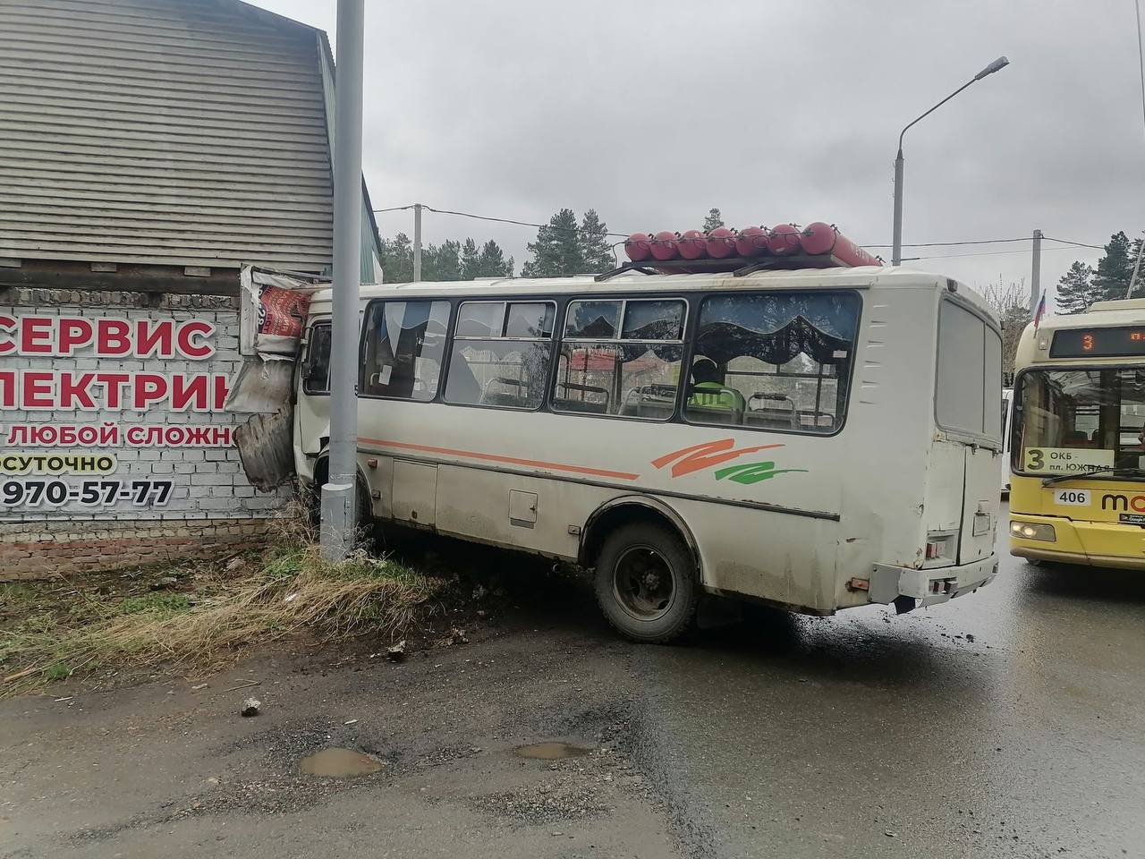 Автобус врезался в гараж в Томске, пострадала 73-летняя пассажирка