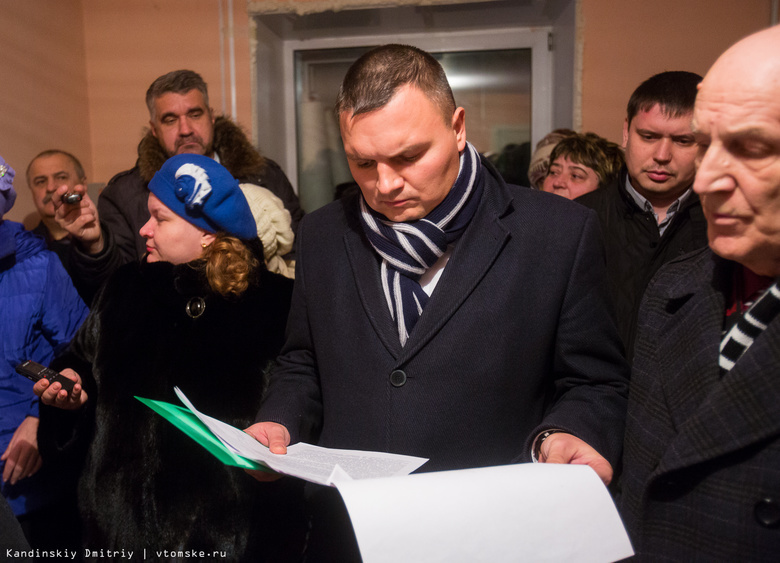 Городские депутаты побывали в доме на Иркутском, 174/2, жильцы которого жалуются на холод