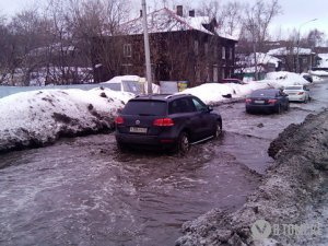 Мэр поручил начать отводить талые воды от зданий и сооружений