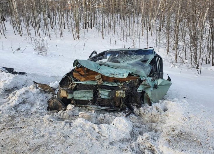 Два водителя попали в больницу после лобового ДТП на томской трассе