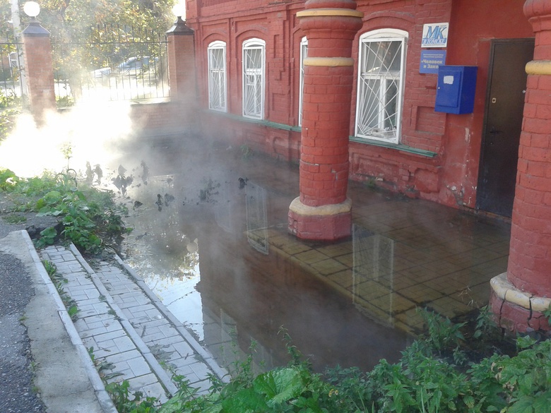 Несколько домов на Татарской в Томске затопило из-за аварии на теплосети