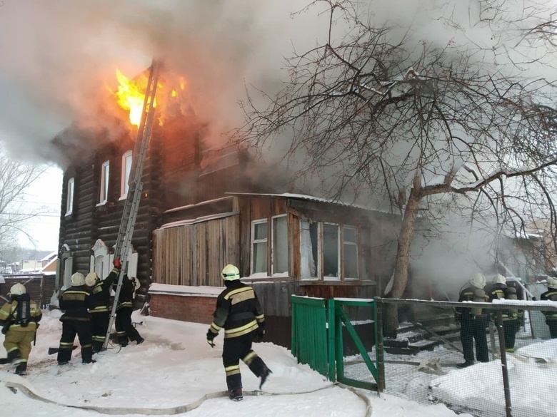 В Томске горит старинный деревянный дом