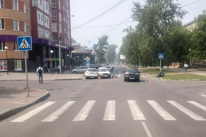 В центре Томска столкнулись 4 автомобиля, травмирована водитель