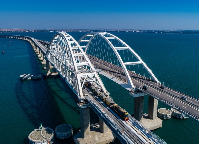 По Крымскому мосту запустили железнодорожное грузовое движение