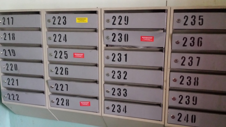 «ТомскРТС» клеит цветные стикеры на почтовые ящики должников