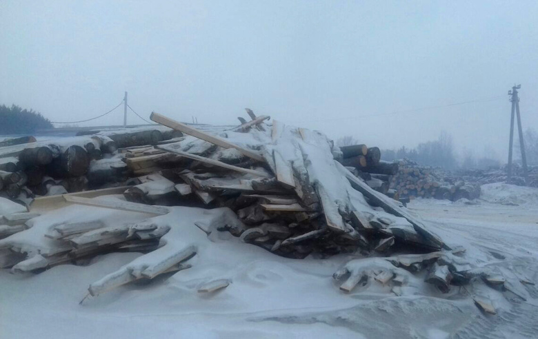 Жители томского села жалуются на горящую свалку отходов лесопереработки