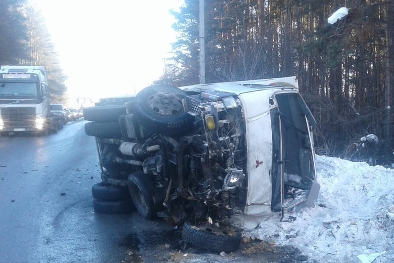 Два человека пострадали при столкновении встречных авто в Томске