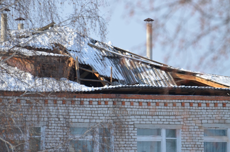 Часть крыши спортшколы в томском селе обвалилась из-за прогнивших стропил