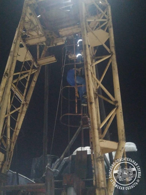 Томские спасатели эвакуировали работника из кабины башенного крана