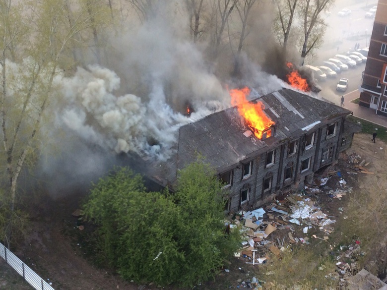 Подлежащий сносу деревянный дом загорелся в Томске