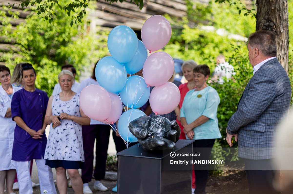 Младенец на ладони» появился около томского роддома | 14.06.2024 | Томск -  БезФормата