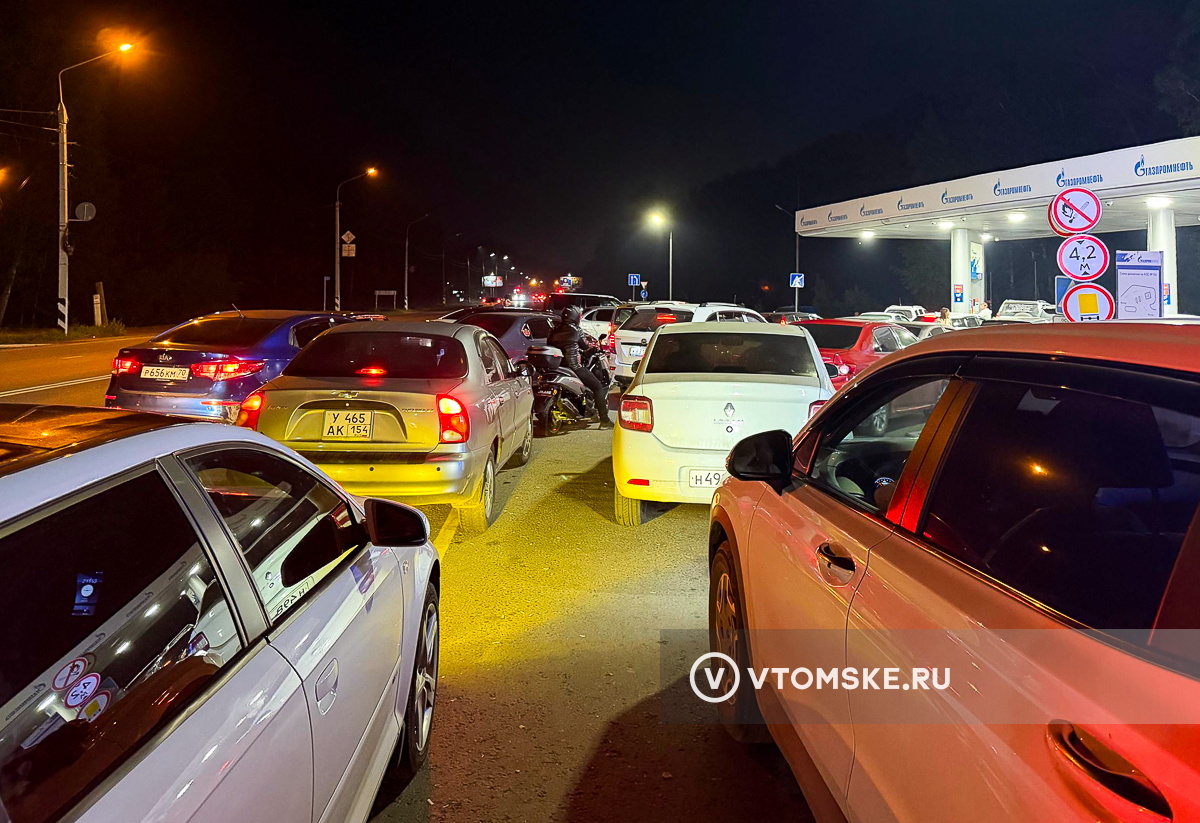 Охота за топливом: жители Томска по несколько часов стоят в очередях за бензином
