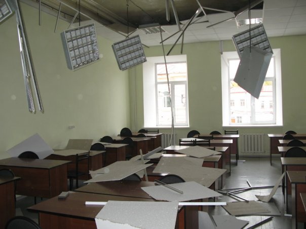 В учебном корпусе ТГУ потолок обрушился во время лекции