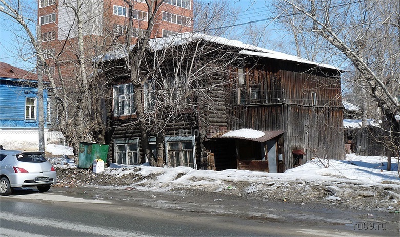 Деревянный дом под снос горел в центре Томска