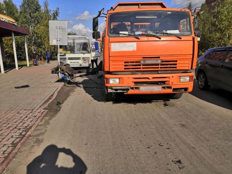 Мусоровоз разбил «клешней» стекла маршрутки в Томске