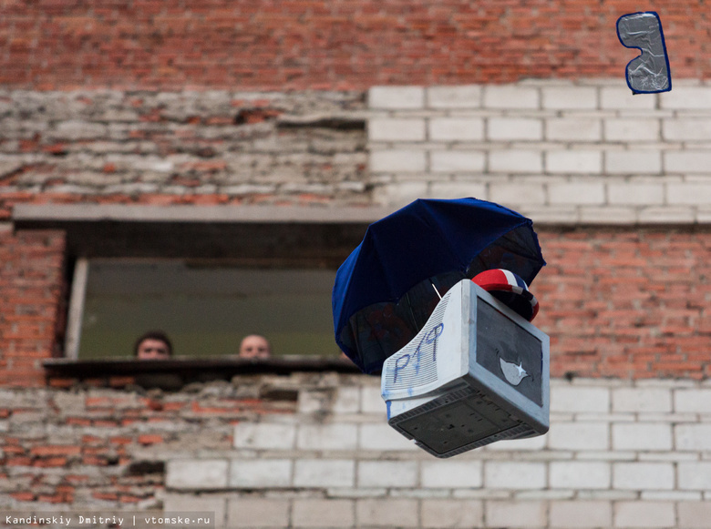 Томские студенты намерены установить мировой рекорд по выбрасыванию техники из окон
