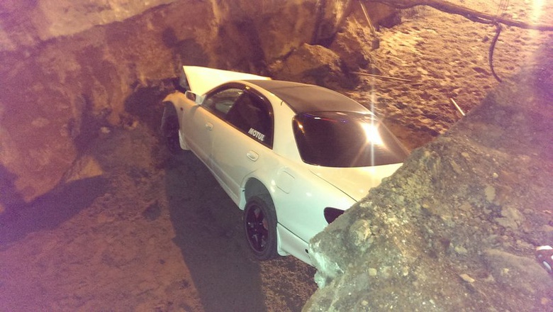 Водитель упавшей в траншею Mazda был пьян