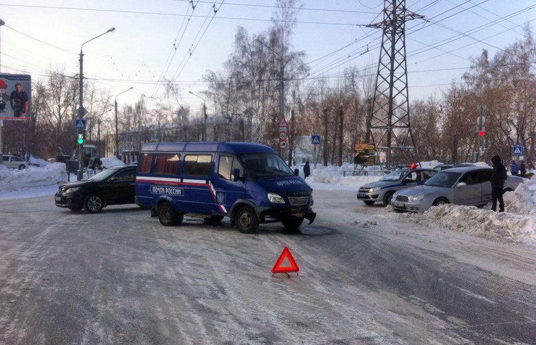 Машина «Почты России» в Томске проехала на «красный» и врезалась в Hyundai