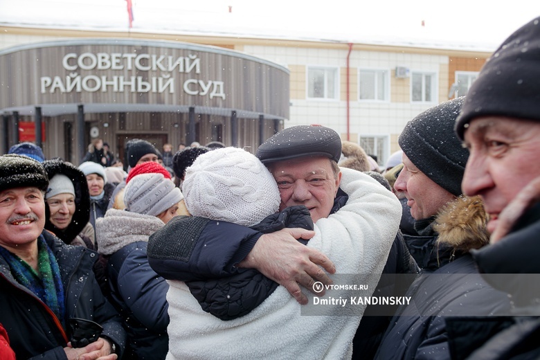 «Я теперь пойду домой с родней»: экс-мэра Томска Кляйна освободили в зале суда после приговора