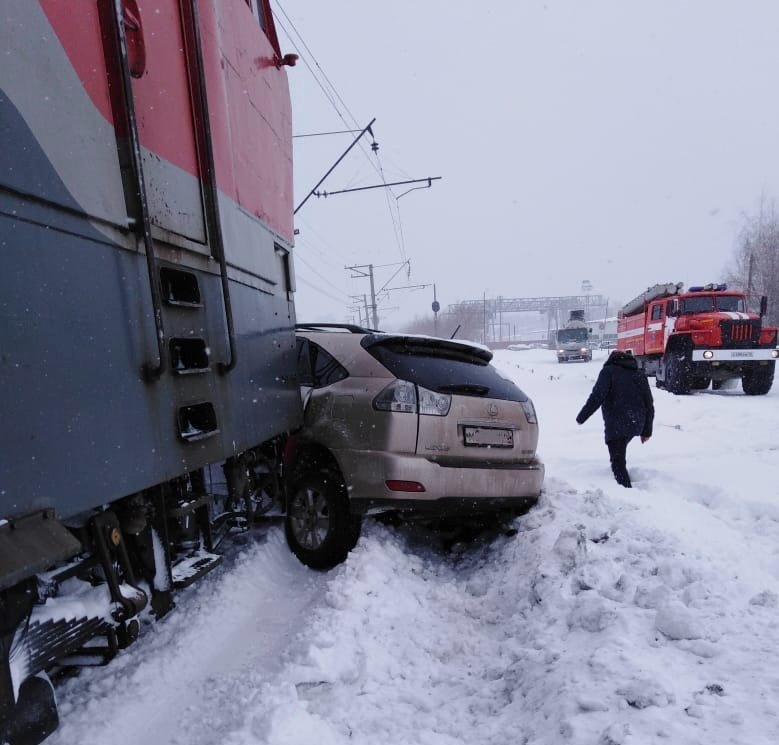 Lexus столкнулся с локомотивом на ж/д переезде в Томске