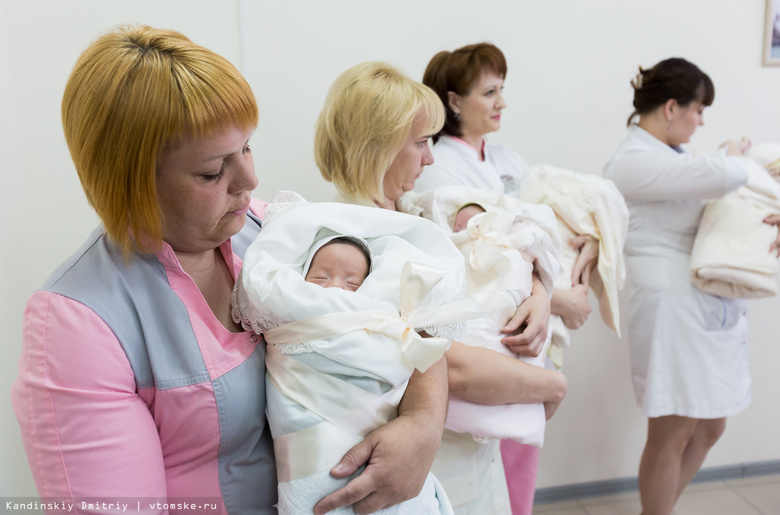 Первые родившиеся в Томске четверняшки отправились домой (фото)