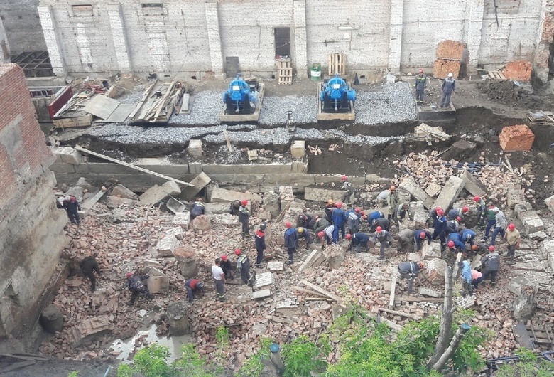 Стена в строящемся здании в Новосибирске рухнула на рабочих