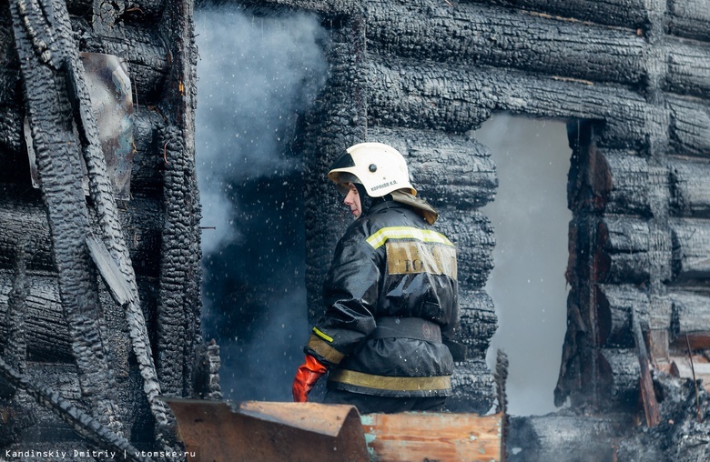 Пожарные спасли трех человек через окно горящего дома в Томской области