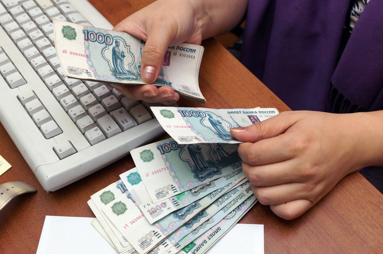 Больше половины томичей готовы работать за «серую» или «черную» зарплату