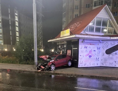 Водитель Peugeot врезался в столб и здание на Южной в Томске