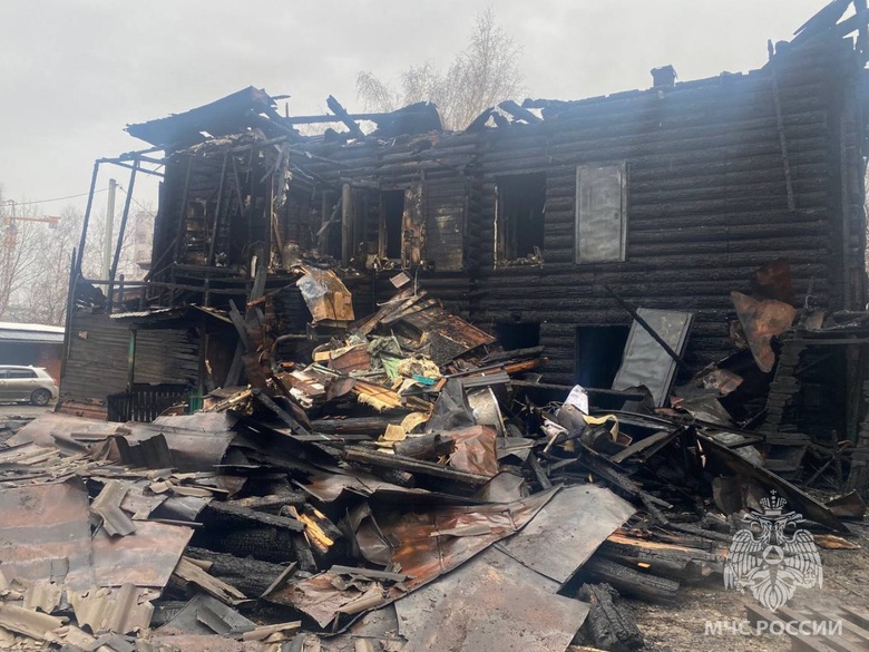 Два человека находятся в реанимации после крупного пожара в деревянном доме в Томске