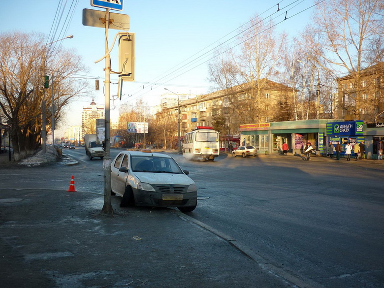 В Томске таксист выехал на тротуар и сбил женщину