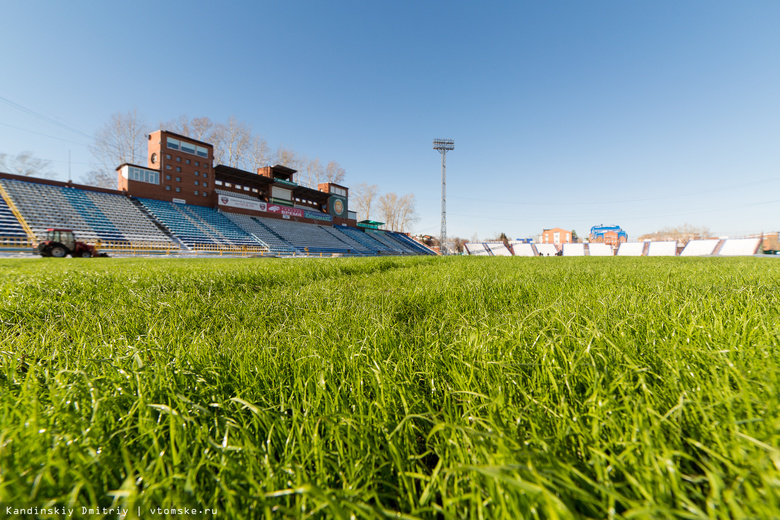На «Труде» готовят травяной газон к домашнему матчу (фото)