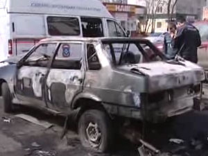 Ночью на парковке загорелись два автомобиля
