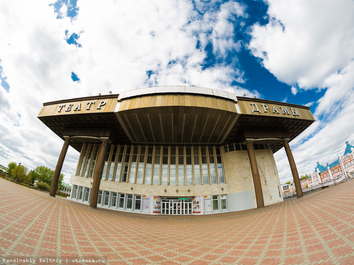 Сегодня в драмтеатре открылась фотовыставка «Шесть лет обыкновенных чудес»