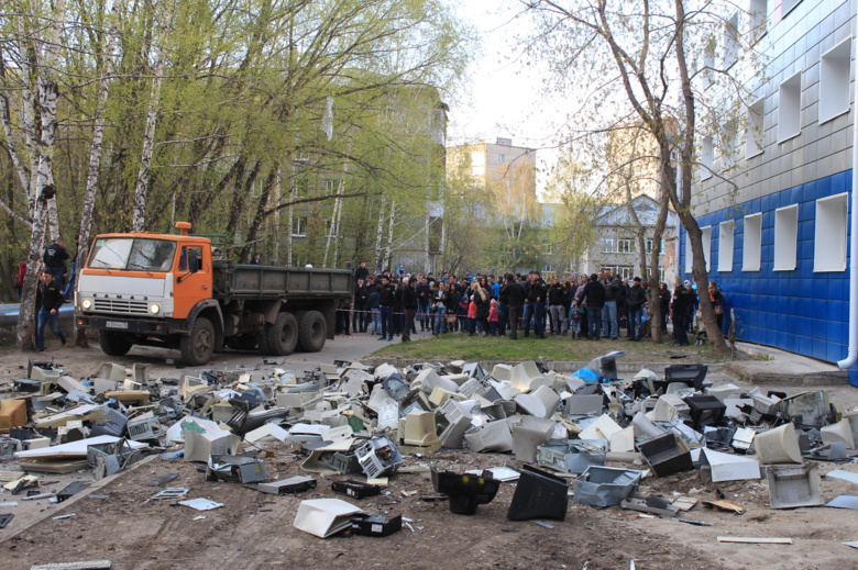 Тусуровцы подали заявку на мировой рекорд по количеству выброшенной из окон техники