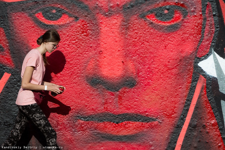 Граффити, лекции, маркет и R2-D2: фестиваль Street Vision открылся в Томске