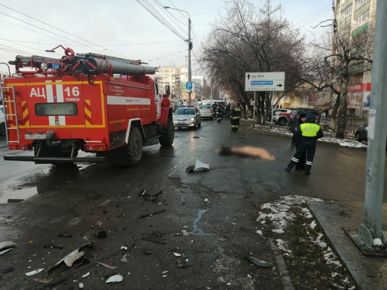 В Томске иномарка влетела в толпу пешеходов, погибла женщина