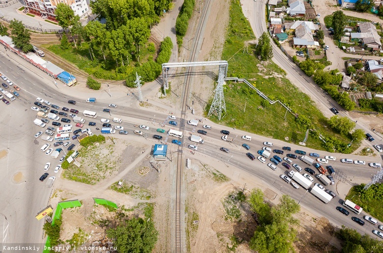 Район Мокрушина в Томске сковали пробки из-за ремонтных работ на переезде