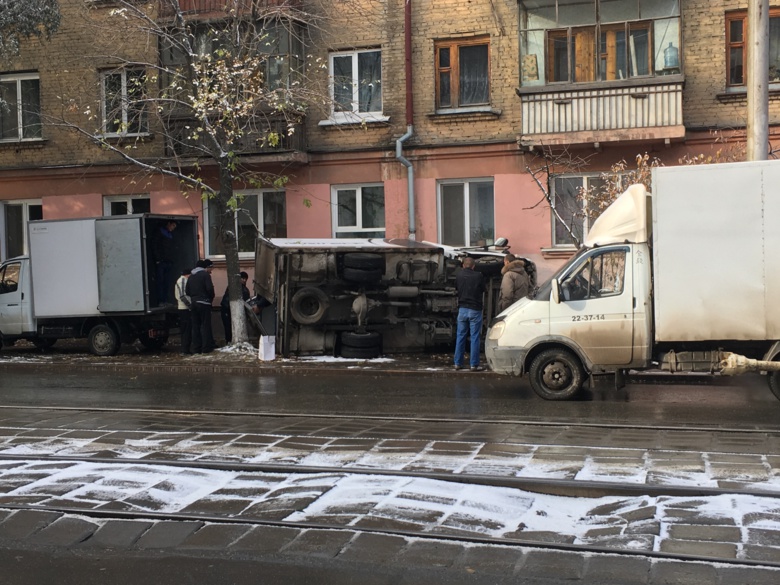 Грузовик с товаром опрокинулся на тротуар в Томске