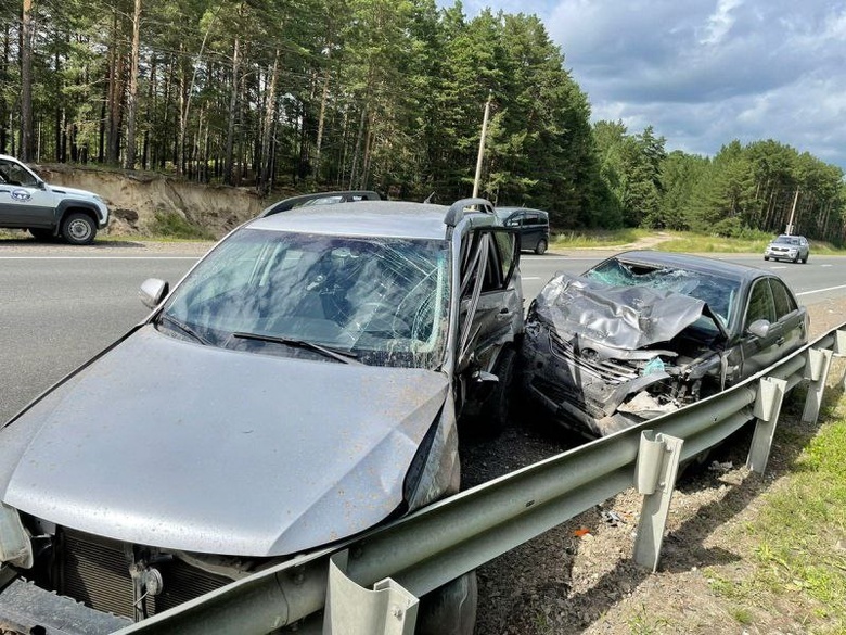 Троих с травмами увезли в больницу после столкновения Subaru и Toyota под Томском