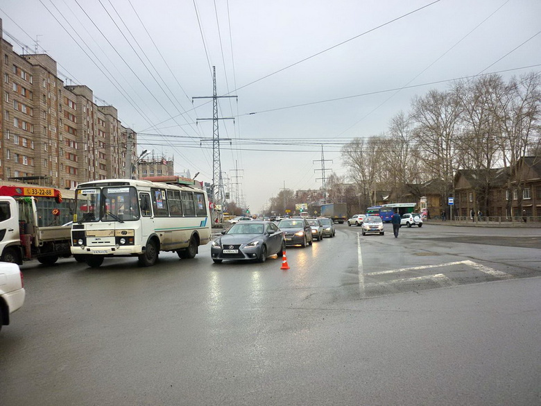В Томске при резком торможении маршрутки пострадала пенсионерка