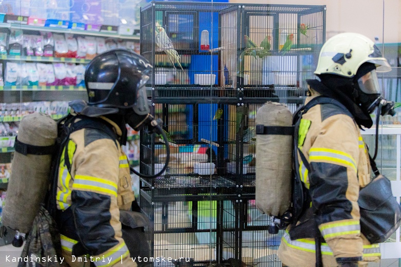 Спасатели потушили условный пожар в торговом центре Томска и нашли пострадавших